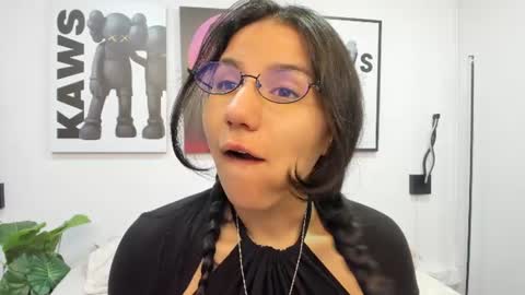 hollypeach_ online show from June 15, 2026, 7:49 pm