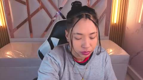 Holly  online show from November 11, 2025, 12:49 pm