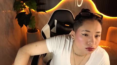 Holly  online show from November 16, 2025, 12:55 pm