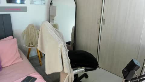  holly princess mermaid  online show from May 4, 2026, 3:24 am
