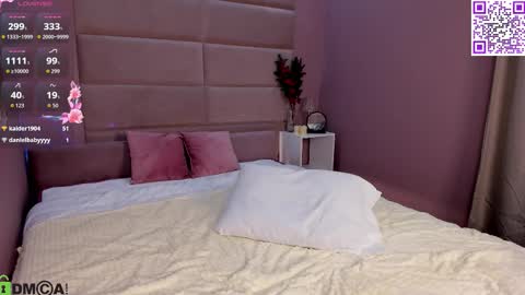 Snapshot of hollyray_ chatting on February 8, 2026, 1:42 am Holly online show from February 8, 2026, 1:42 am