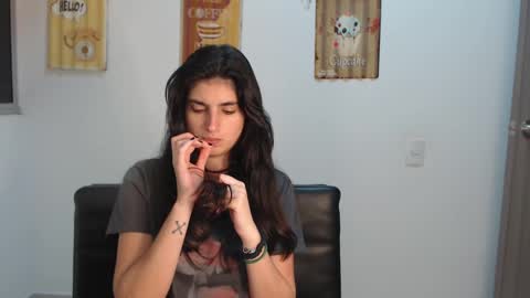 Snapshot of hollyshit_ chatting on February 20, 2025, 12:30 am hollyshit_ online show from February 20, 2025, 12:30 am