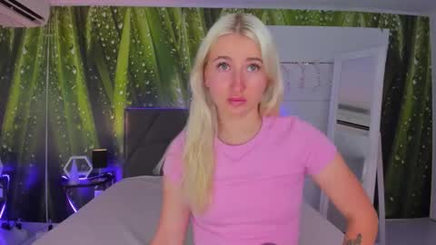 Snapshot of hollytaillor chatting on September 19, 2025, 5:20 am HollyTaillor online show from September 19, 2025, 5:20 am