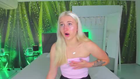 Snapshot of hollytaillor chatting on October 1, 2025, 5:35 am HollyTaillor online show from October 1, 2025, 5:35 am