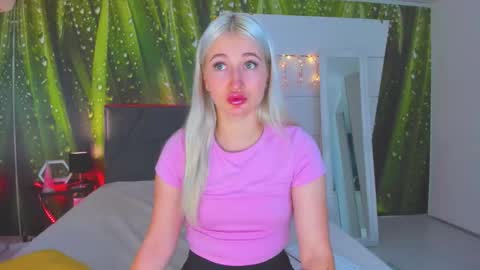 Snapshot of hollytaillor chatting on October 6, 2025, 5:27 am HollyTaillor online show from October 6, 2025, 5:27 am