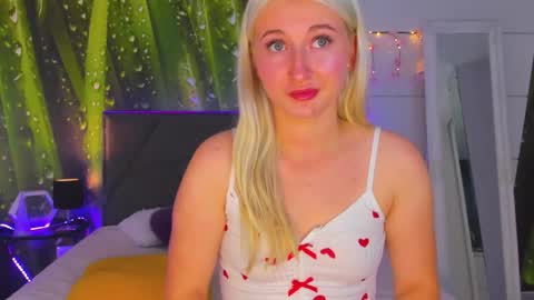 Snapshot of hollytaillor chatting on October 15, 2025, 8:14 am HollyTaillor online show from October 15, 2025, 8:14 am