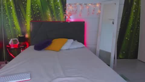 Snapshot of hollytaillor chatting on October 17, 2025, 12:08 pm HollyTaillor online show from October 17, 2025, 12:08 pm