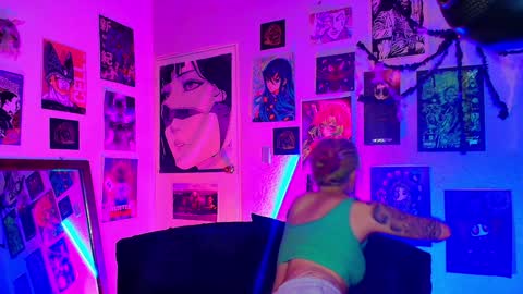 Snapshot of holyeva chatting on December 4, 2024, 4:43 am   online show from December 4, 2024, 4:43 am