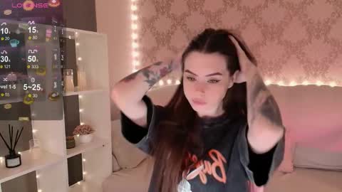 Mia online show from April 25, 2026, 3:42 am