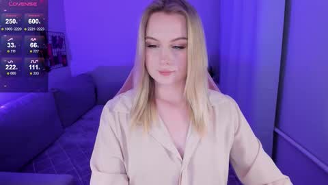 Snapshot of honey_blondee chatting on September 21, 2025, 9:16 pm Tammy online show from September 21, 2025, 9:16 pm