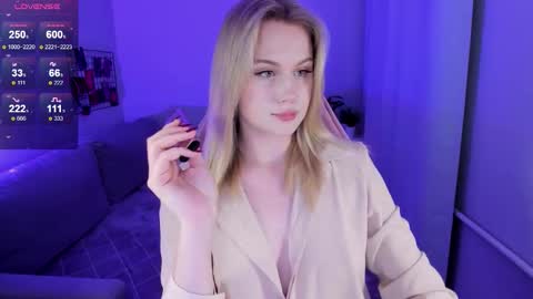 Snapshot of honey_blondee chatting on September 25, 2025, 11:19 pm Tammy online show from September 25, 2025, 11:19 pm