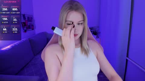 Snapshot of honey_blondee chatting on October 25, 2025, 9:20 pm Tammy online show from October 25, 2025, 9:20 pm