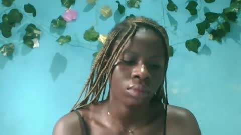 Snapshot of honey_bug2 chatting on September 21, 2025, 6:15 am Queen online show from September 21, 2025, 6:15 am