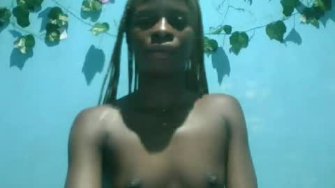 Snapshot of honey_bug2 chatting on September 28, 2025, 1:11 am Queen online show from September 28, 2025, 1:11 am