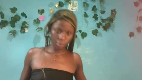 Snapshot of honey_bug2 chatting on September 30, 2025, 8:08 am Queen online show from September 30, 2025, 8:08 am