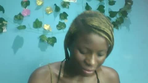 Snapshot of honey_bug2 chatting on October 3, 2025, 9:56 pm Queen online show from October 3, 2025, 9:56 pm