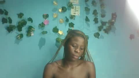 Snapshot of honey_bug2 chatting on October 6, 2025, 9:23 pm Queen online show from October 6, 2025, 9:23 pm