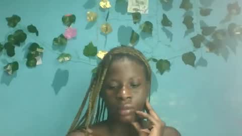 Snapshot of honey_bug2 chatting on October 13, 2025, 11:05 pm Queen online show from October 13, 2025, 11:05 pm