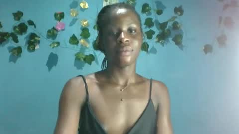 Snapshot of honey_bug2 chatting on November 10, 2025, 11:37 pm Queen online show from November 10, 2025, 11:37 pm