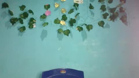 Snapshot of honey_bug2 chatting on November 13, 2025, 1:48 am Queen online show from November 13, 2025, 1:48 am