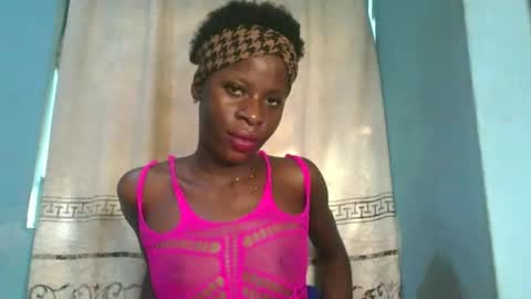 Snapshot of honey_bug2 chatting on February 8, 2026, 8:29 am Queen online show from February 8, 2026, 8:29 am