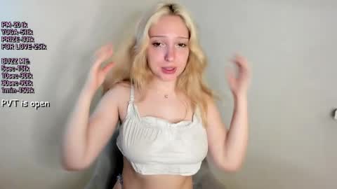 Snapshot of honey_honey_honey chatting on April 4, 2026, 10:40 pm Honey and Misa online show from April 4, 2026, 10:40 pm
