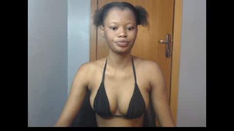 Snapshot of honey_juicydoll chatting on October 18, 2025, 7:42 am Sonia online show from October 18, 2025, 7:42 am