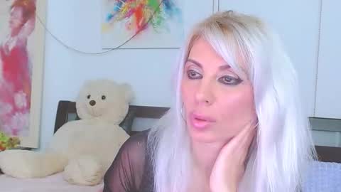 Snapshot of honey_lara chatting on April 3, 2026, 8:51 pm honey_lara online show from April 3, 2026, 8:51 pm