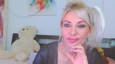 Snapshot of honey_lara chatting on April 18, 2026, 11:16 pm honey_lara online show from April 18, 2026, 11:16 pm