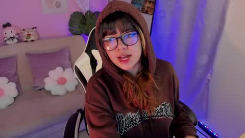 Snapshot of honey_m0on chatting on May 14, 2026, 6:47 pm Milenka online show from May 14, 2026, 6:47 pm