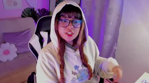 Snapshot of honey_m0on chatting on May 21, 2026, 6:48 pm Milenka online show from May 21, 2026, 6:48 pm