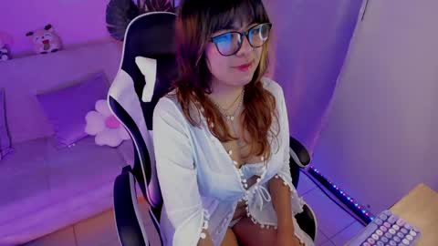 Snapshot of honey_m0on chatting on June 3, 2026, 6:46 pm Milenka online show from June 3, 2026, 6:46 pm