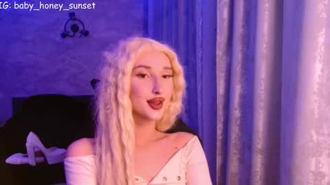 Snapshot of honey_sunset chatting on January 18, 2026, 10:24 pm honey_sunset online show from January 18, 2026, 10:24 pm