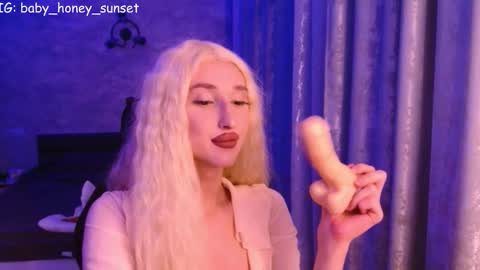 Snapshot of honey_sunset chatting on February 7, 2026, 9:07 pm honey_sunset online show from February 7, 2026, 9:07 pm