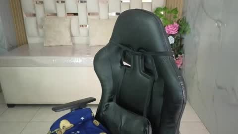 HONEY  online show from May 7, 2026, 1:38 pm