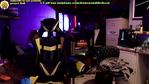 Honey and Bear online show from January 8, 2025, 3:29 am