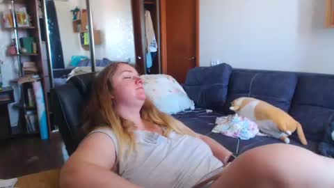 Snapshot of honeydewmolly chatting on June 25, 2026, 12:20 pm HoneydewMolly online show from June 25, 2026, 12:20 pm