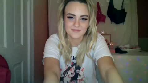 Snapshot of honeydrippinbunny chatting on February 19, 2025, 5:16 am HoneyDrippinBunny online show from February 19, 2025, 5:16 am