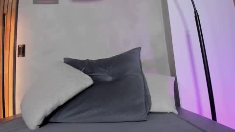 Sofia independent model online show from September 15, 2025, 11:21 am