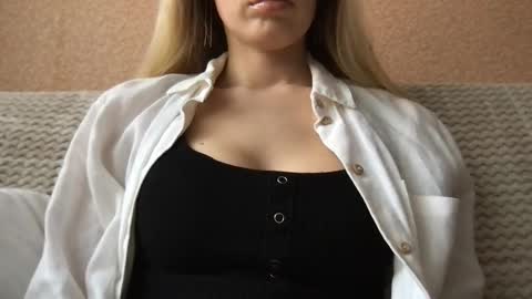honeynymph online show from February 25, 2025, 1:39 pm