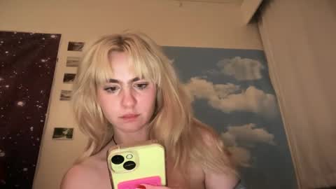 Emi Rose online show from February 13, 2025, 8:06 am