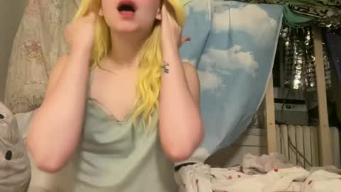Emi Rose online show from June 22, 2026, 5:37 am