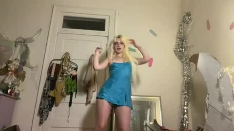Emi Rose online show from July 7, 2026, 5:32 am