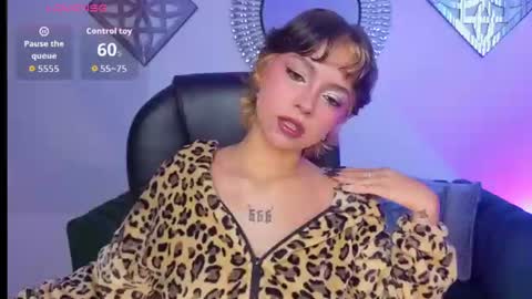 Snapshot of honeyy_taylor chatting on July 14, 2026, 2:23 pm honeyy_taylor online show from July 14, 2026, 2:23 pm