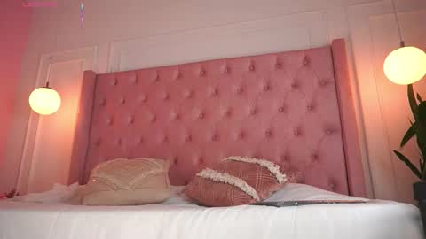 Honey Moon  Help me to reach 100 thumbs up online show from March 5, 2026, 7:32 pm