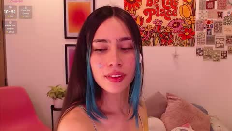 Snapshot of honeyypeaach chatting on November 5, 2025, 8:20 pm online show from November 5, 2025, 8:20 pm