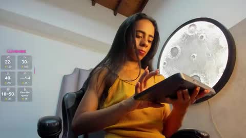 honnyy_23 online show from September 17, 2025, 7:59 pm