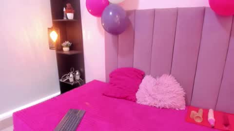 Snapshot of hoollyhendrix chatting on November 6, 2025, 8:43 pm holly online show from November 6, 2025, 8:43 pm