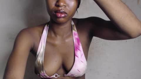 Snapshot of hornyslut_xx chatting on May 1, 2026, 7:35 am Bella online show from May 1, 2026, 7:35 am
