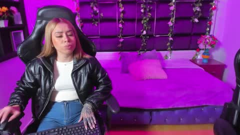 hornyy mom online show from January 3, 2025, 1:14 pm